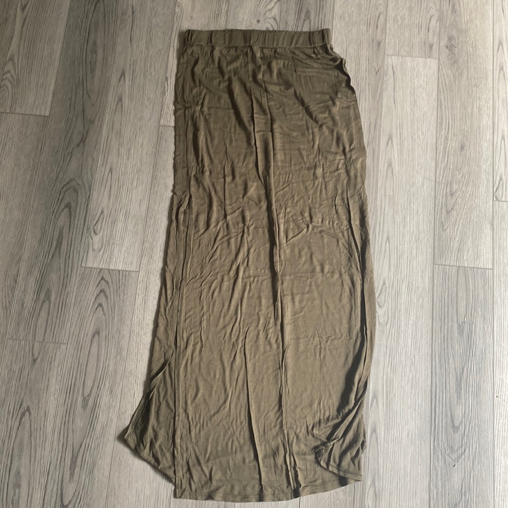 Bar III olive green skirt with slits. Comfortable cotton material.